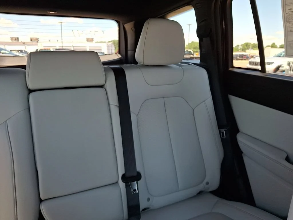 New 2026 Diamond Black Crystal Pearlcoat Jeep Limited image 15
