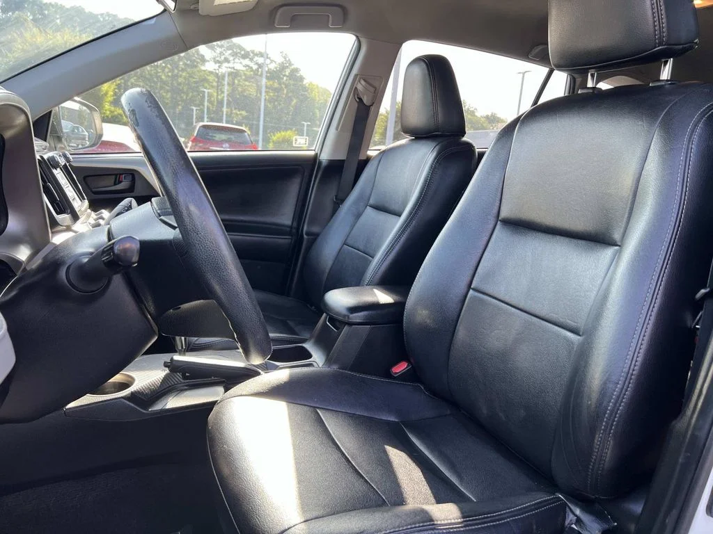 Used 2015 White Toyota LE image 18