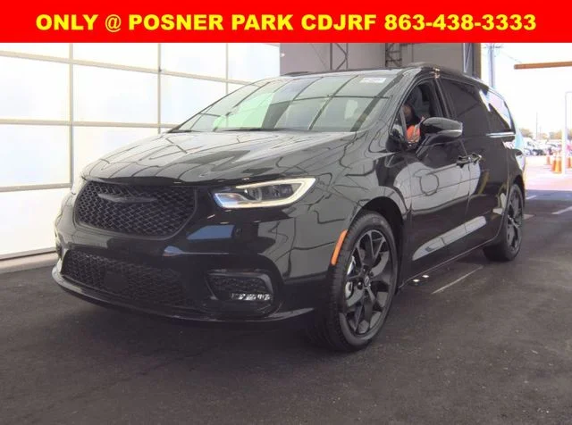 Used 2025 Black Chrysler Limited image 2
