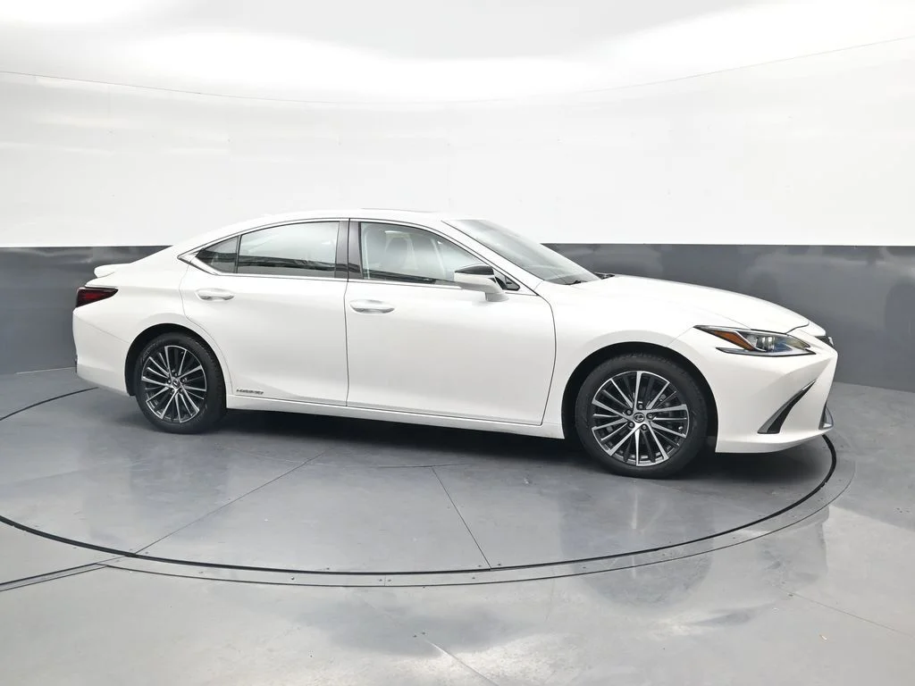 Used 2022 White Lexus 300h image 4