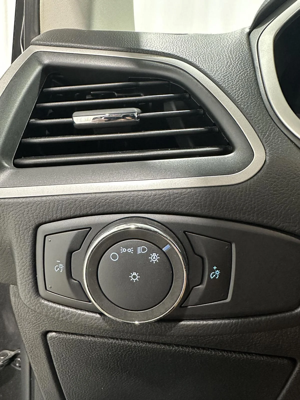 Used 2018 Magnetic Metallic Ford SEL image 16