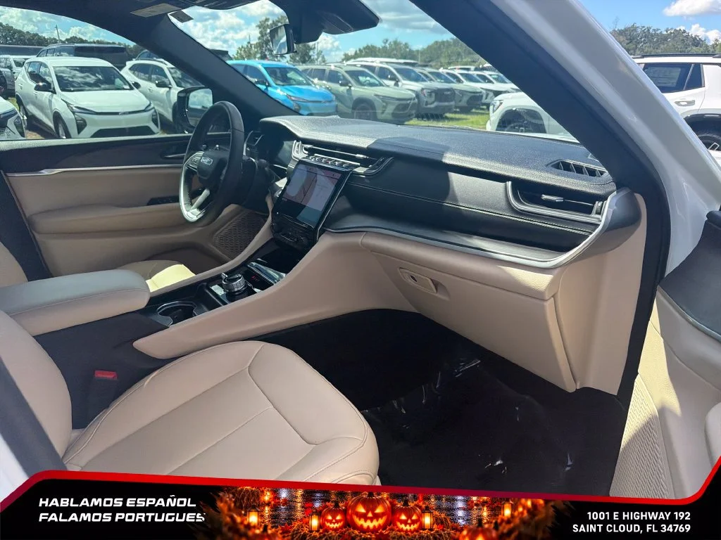 Used 2025 White Jeep Limited 4x4 image 30
