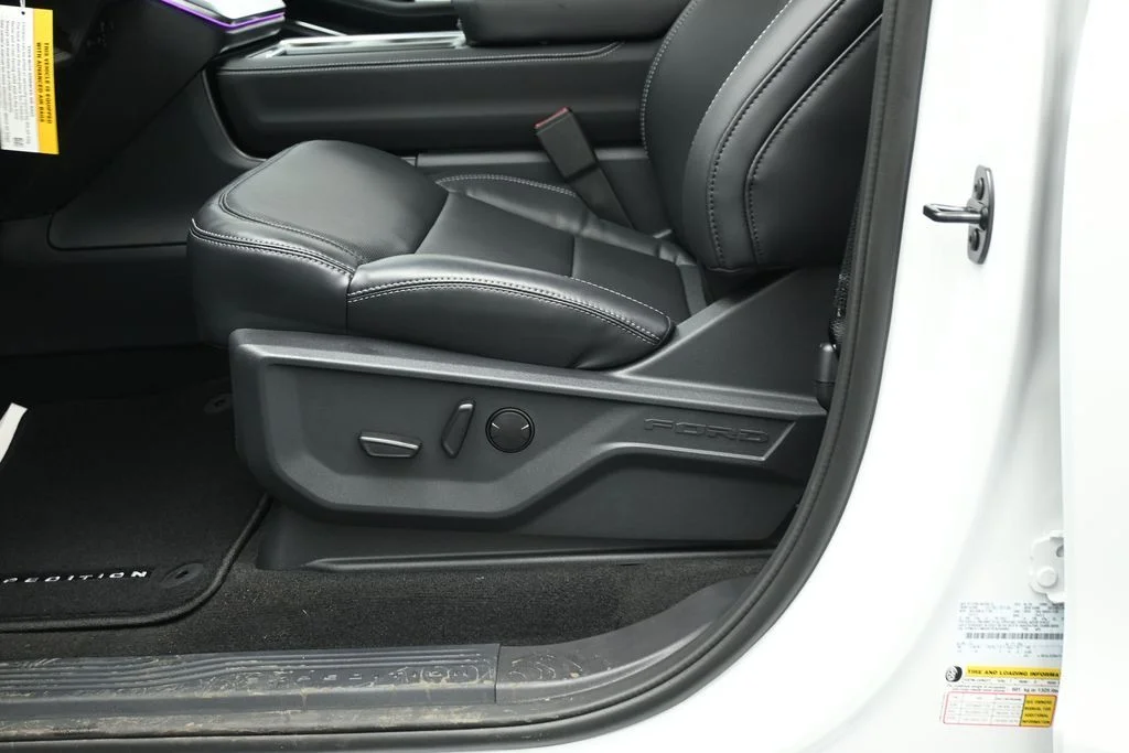 New 2026 Oxford White Ford Platinum image 8