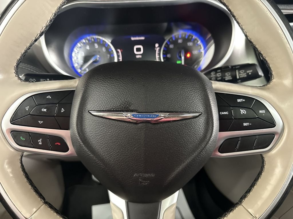 Used 2018 Bright White Clearcoat Chrysler Limited image 23