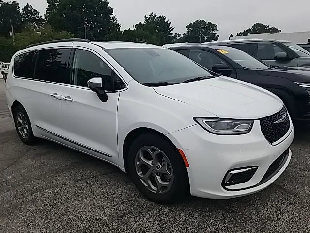 Used 2023 White Chrysler Limited image 2