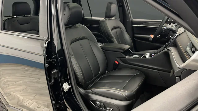 New 2026 Diamond Black Crystal Pearl-Coat Exterior Paint Jeep  image 23