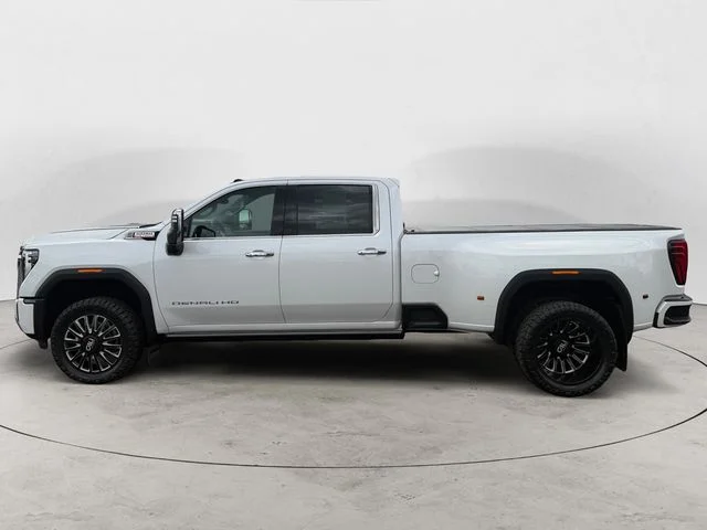 Used 2024 White GMC Denali image 9