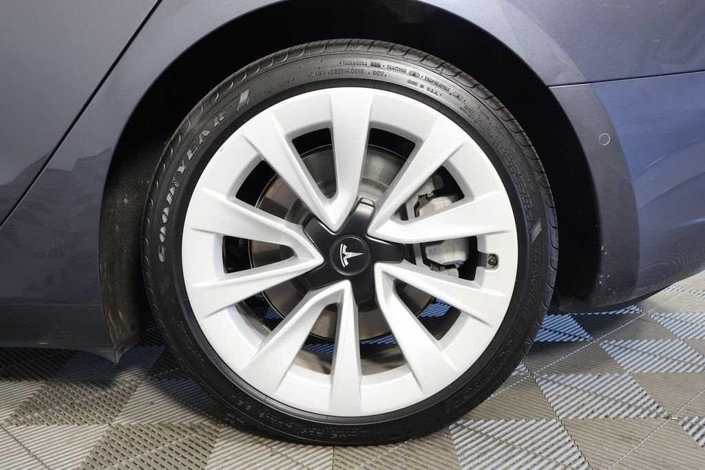 Used 2022  Tesla Base image 16