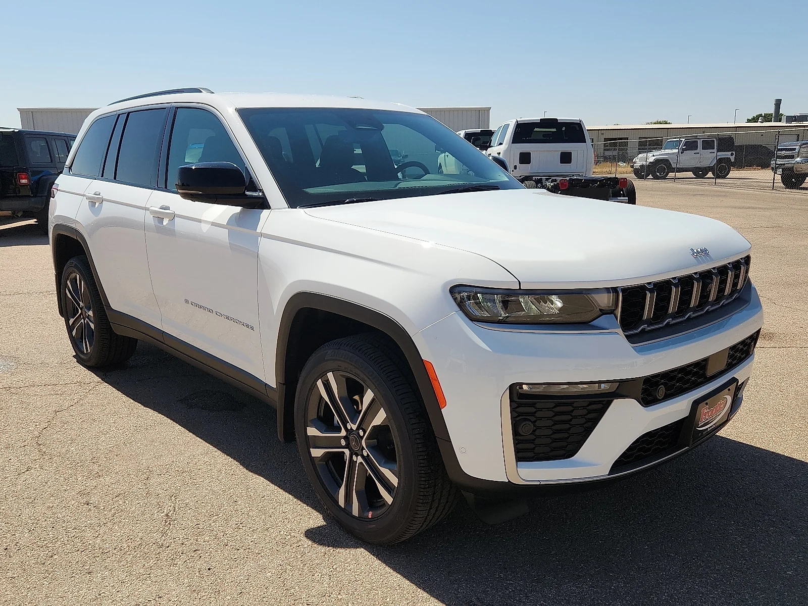 New 2027 Bright White Clear-Coat Paint Jeep LIMITED 4X4 image 6
