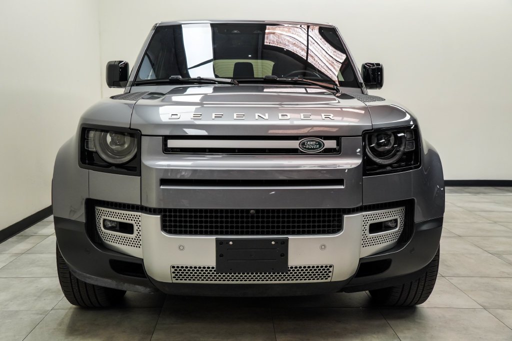 Used 2023 Gray Land Rover SE image 7