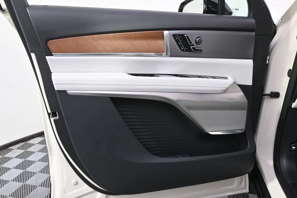 2027 Cadillac VISTIQ Sport - Photo 22