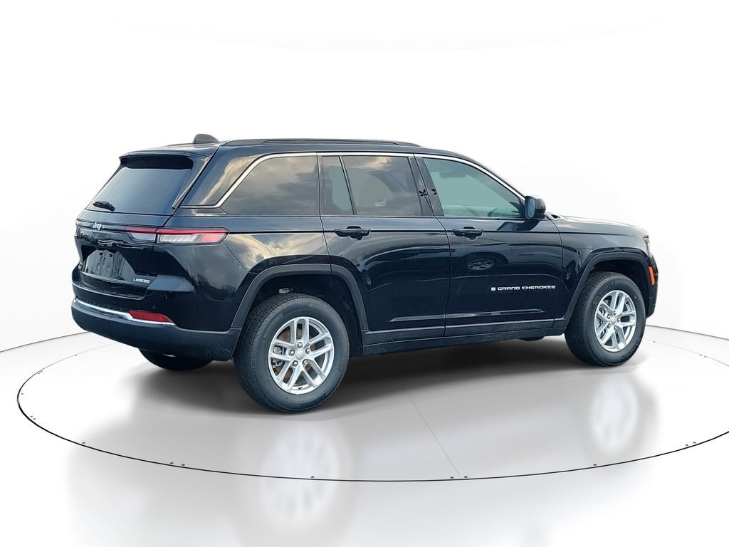 New 2026 Diamond Black Crystal Pearlcoat Jeep Laredo image 4