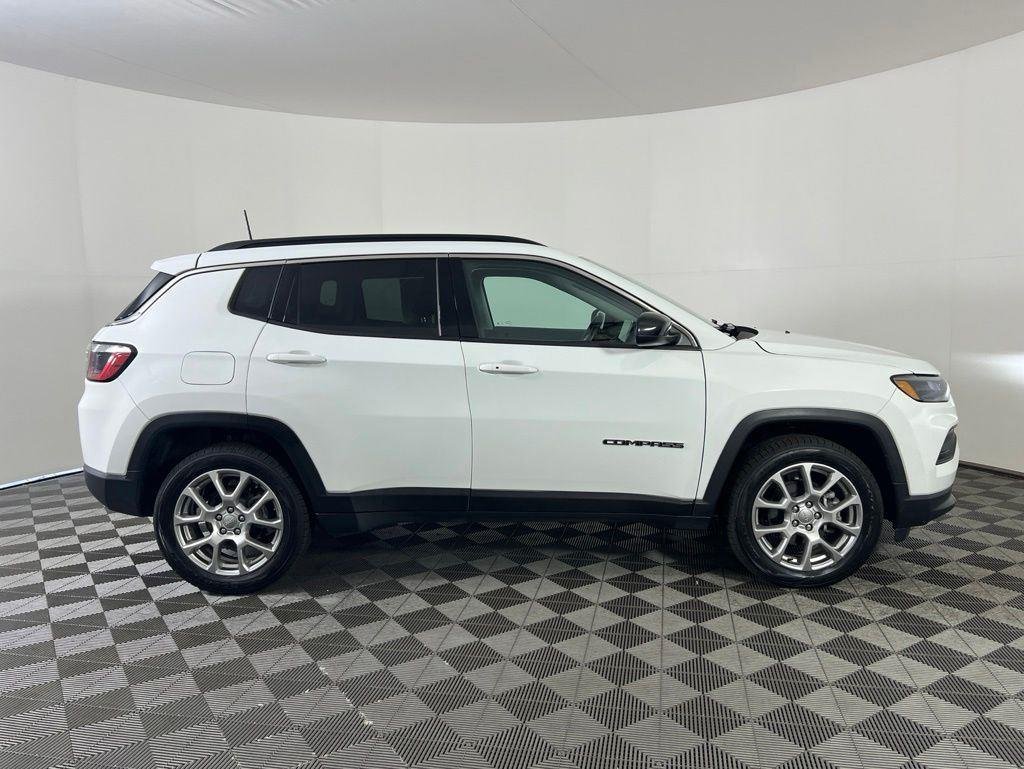 Used 2022 Bright White Clearcoat Jeep Latitude Lux image 22