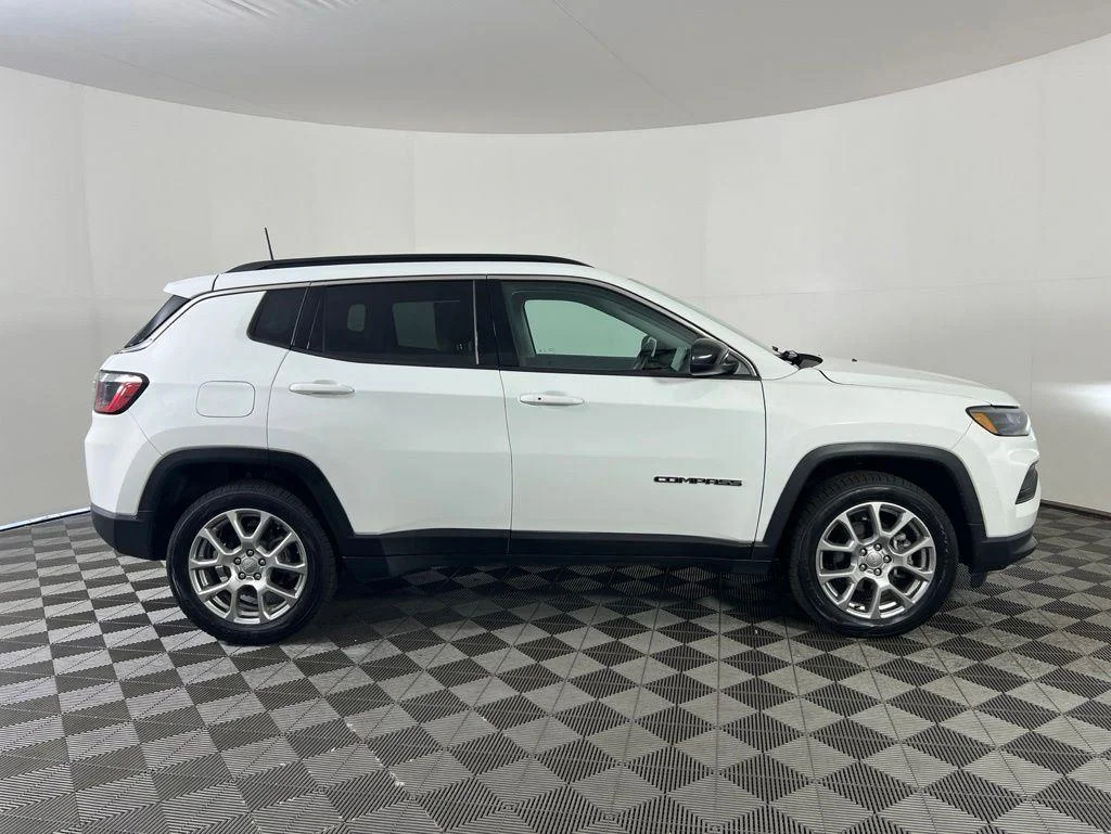 Used 2022 Bright White Clearcoat Jeep Latitude Lux image 22