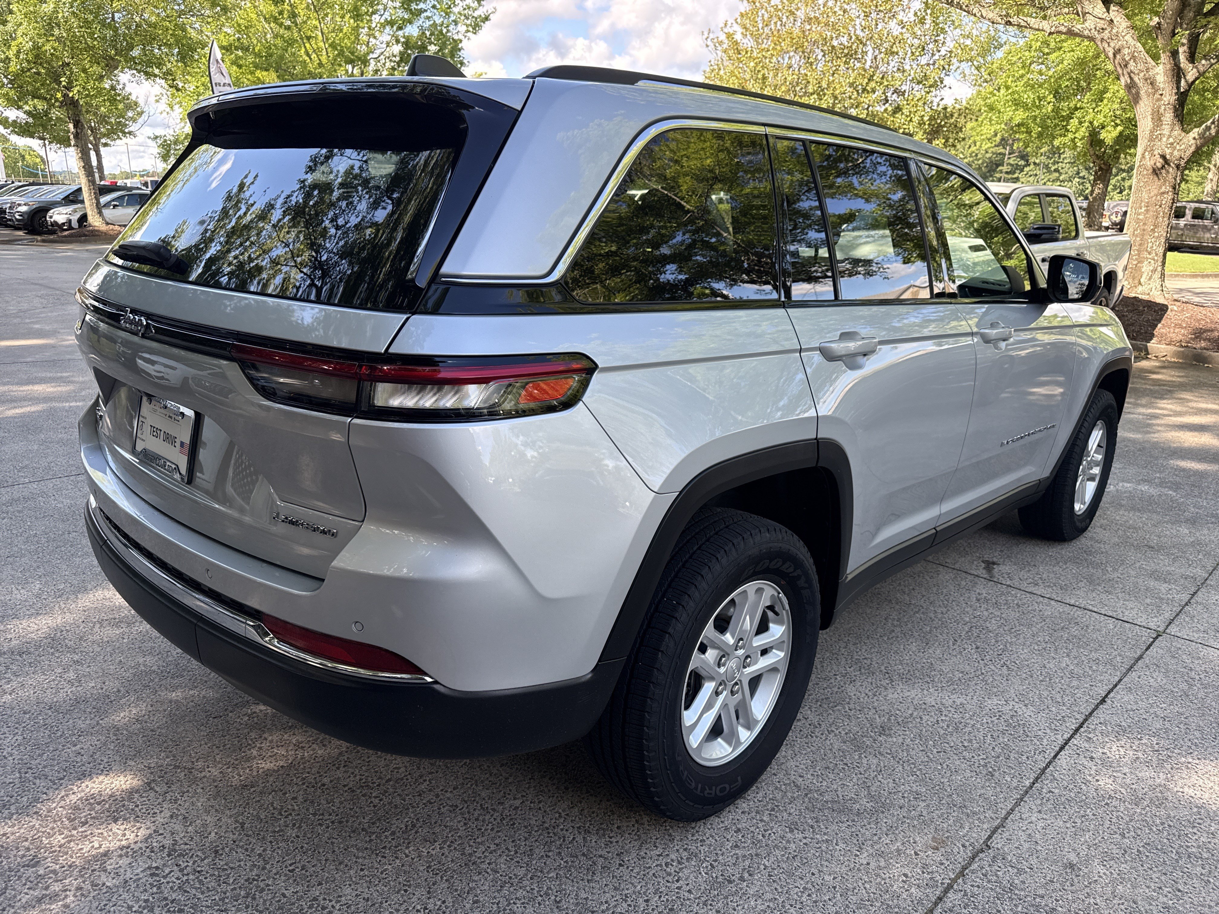 Certified Used 2023 Silver Zynith Jeep Laredo image 7