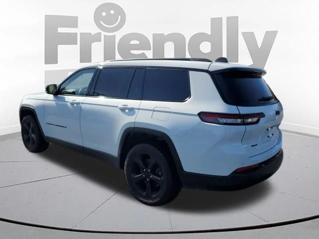 Used 2023 White Jeep Altitude image 3