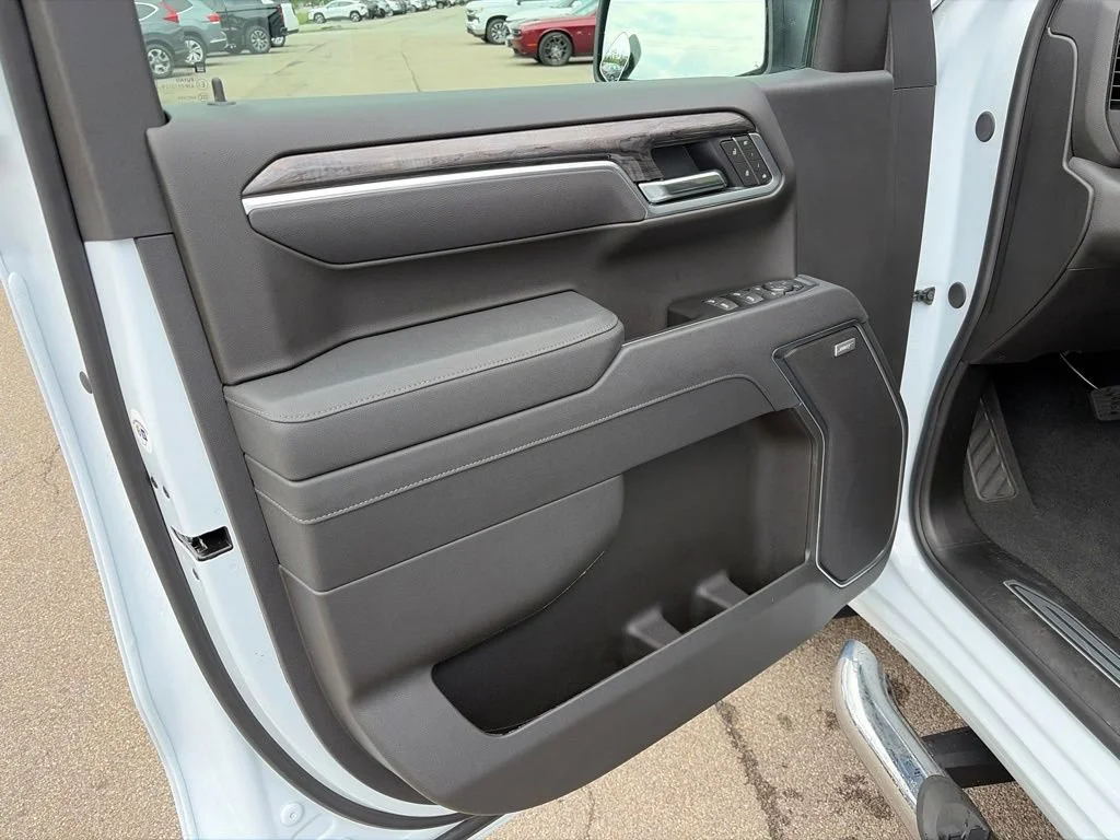 Used 2026 Polar White Tricoat Chevrolet LTZ image 23