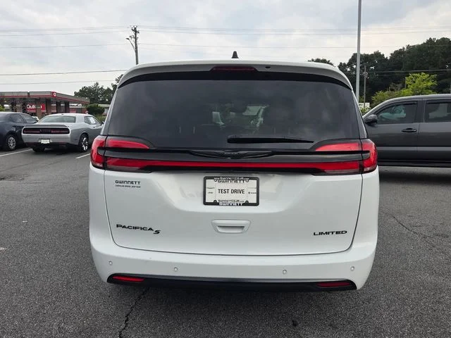 Used 2025 White Chrysler Limited image 7