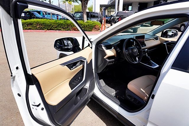 Used 2025 White Toyota XLE image 35