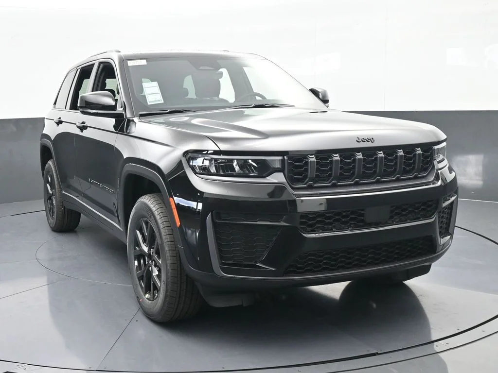 New 2026 Diamond Black Crystal Pearl-Coat Exterior Paint Jeep Altitude image 9
