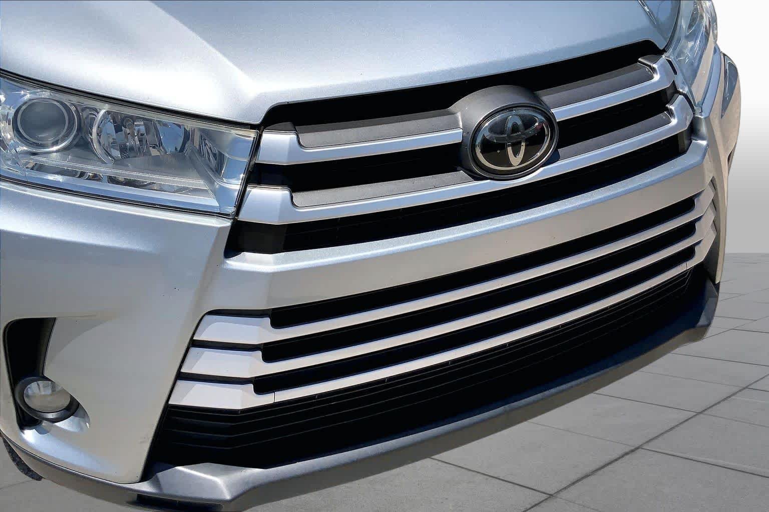 Used 2018 Celestial Silver Metallic Toyota XLE image 30