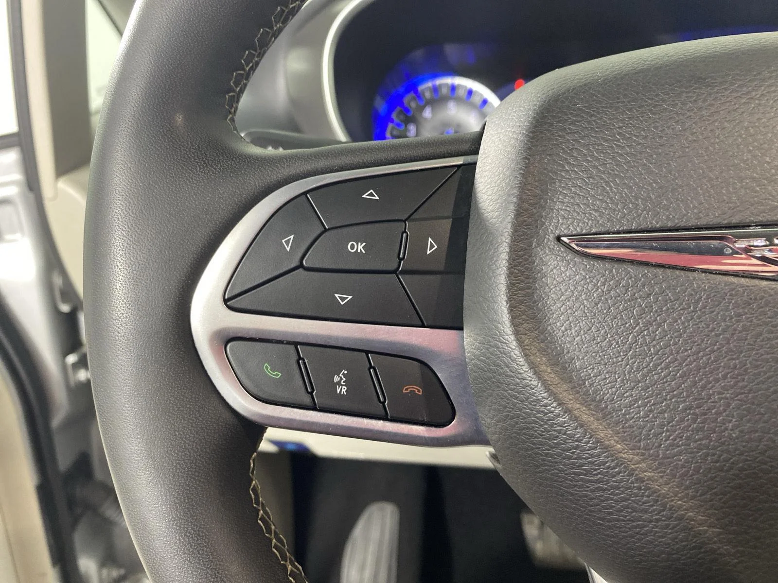 Used 2024 Silver Mist Clearcoat Chrysler Touring L image 25