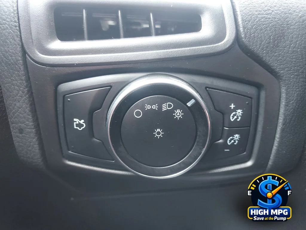 Used 2015 Silver Ford SE image 18