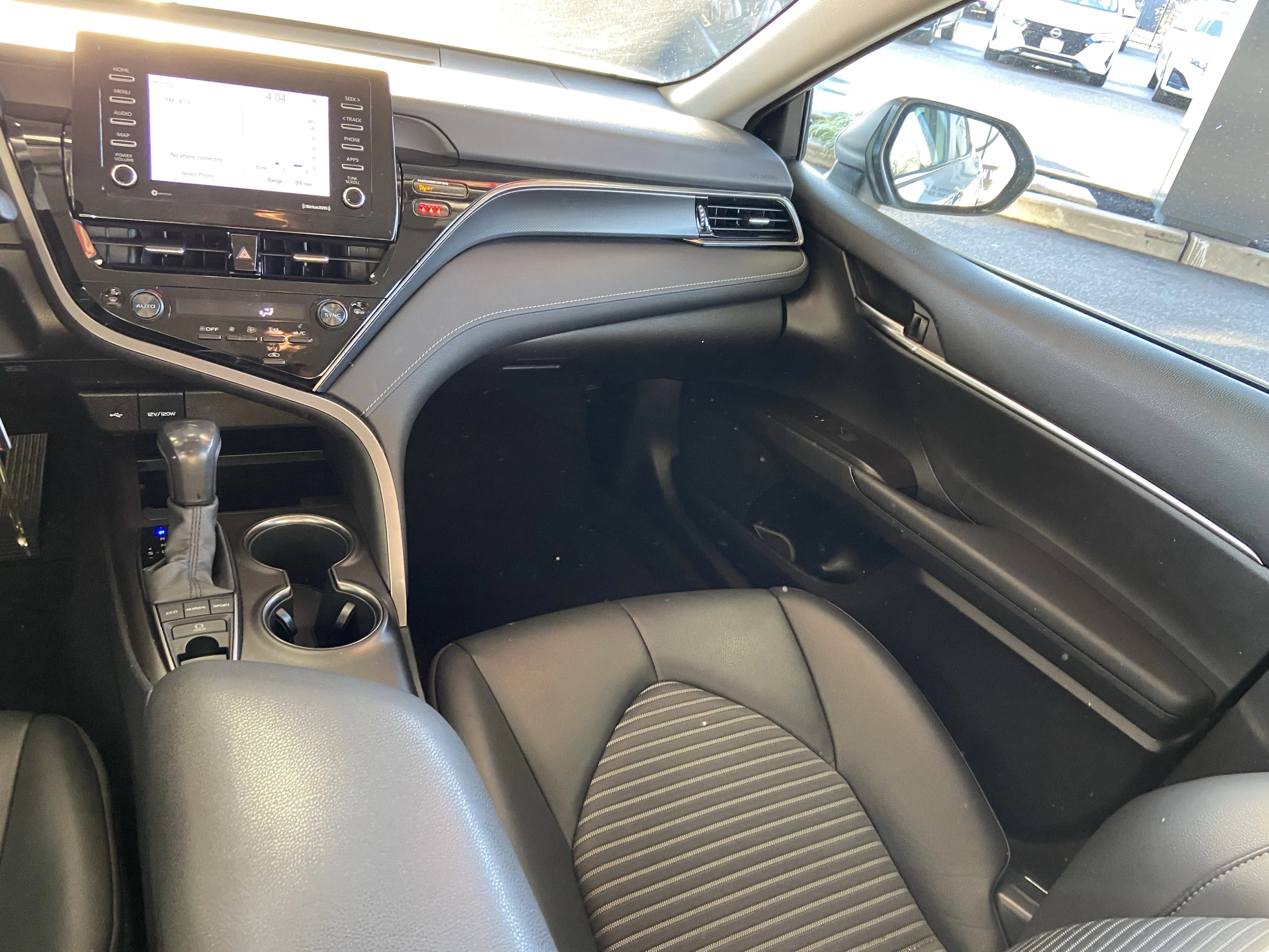 2022 Toyota Camry SE - Photo 16
