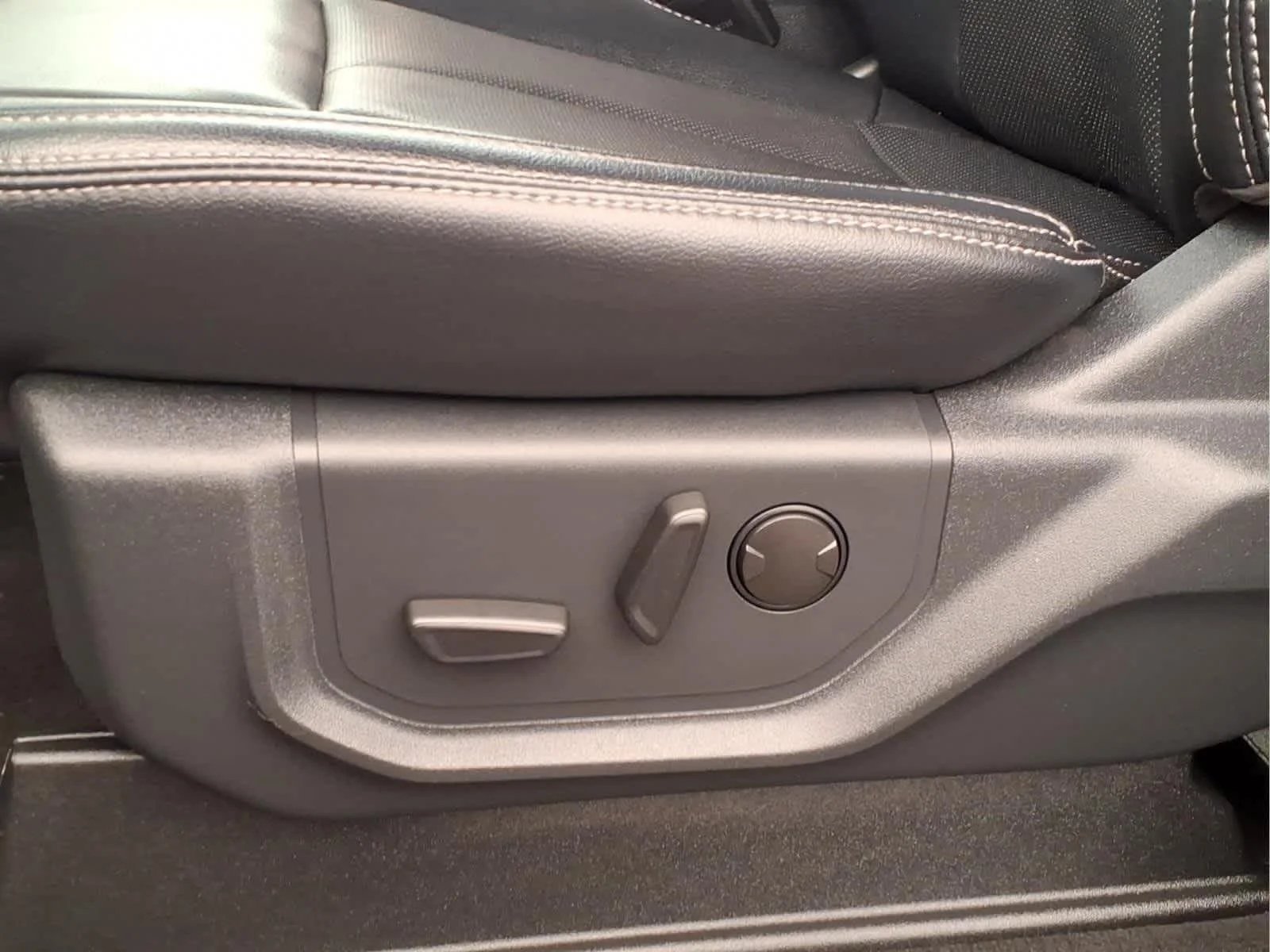 Used 2022 Agate Black Metallic Ford LARIAT image 16