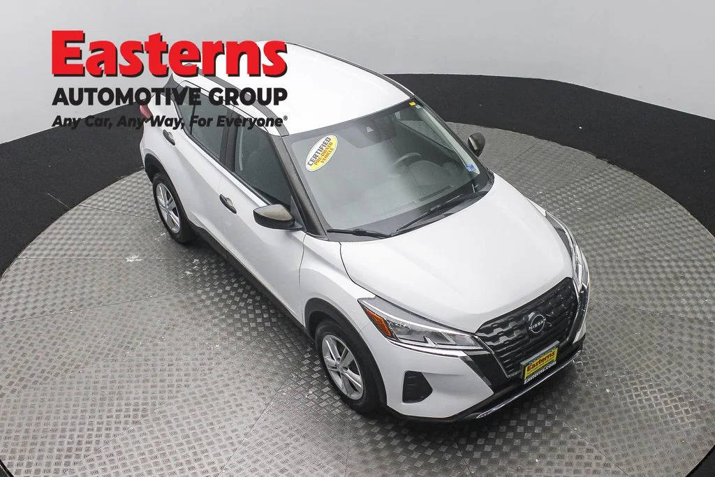 Used 2022 White Nissan S image 3