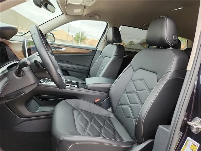 Used 2025 Platinum Gray Metallic Volkswagen 2.0T SE w/Technology Front-Wheel Drive image 12