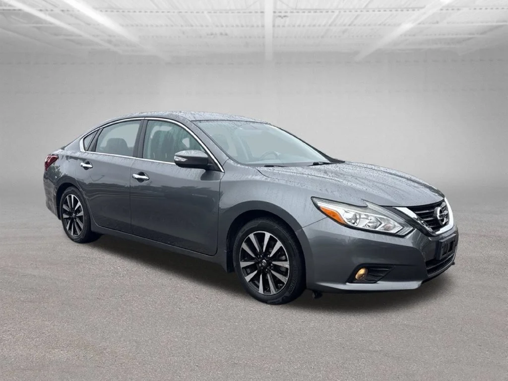 Used 2018 Gray Nissan 2.5 SV image 2