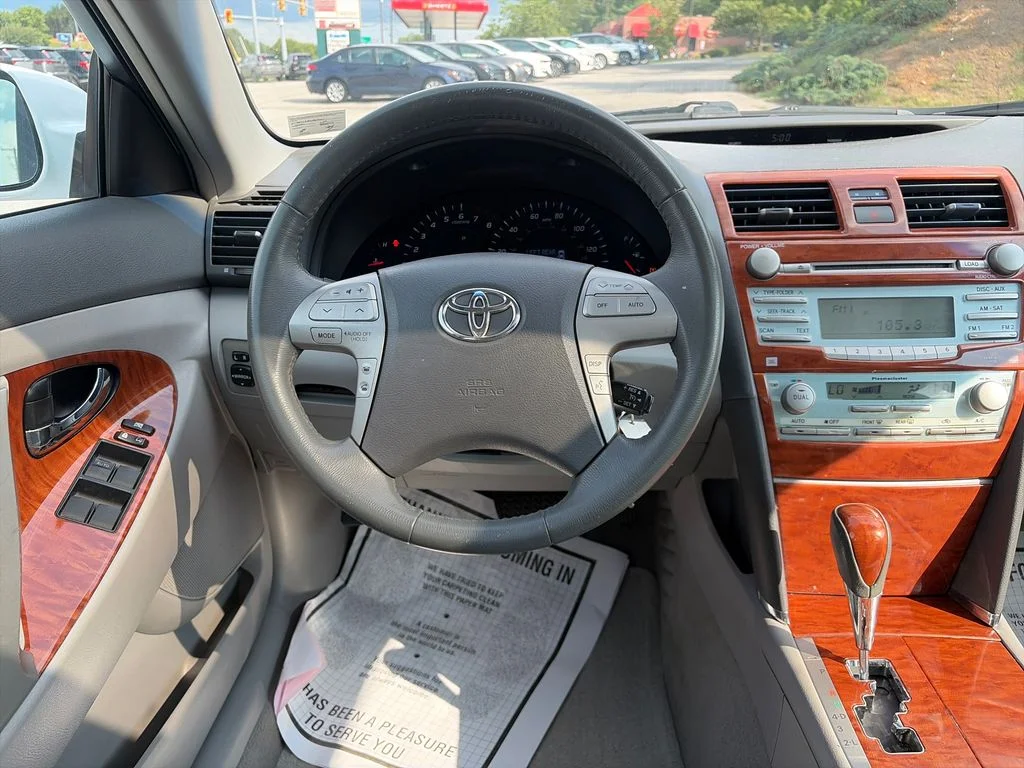 Used 2009 White Toyota XLE image 13
