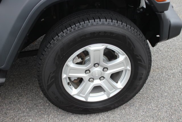 Used 2020 White Jeep Sport S image 31