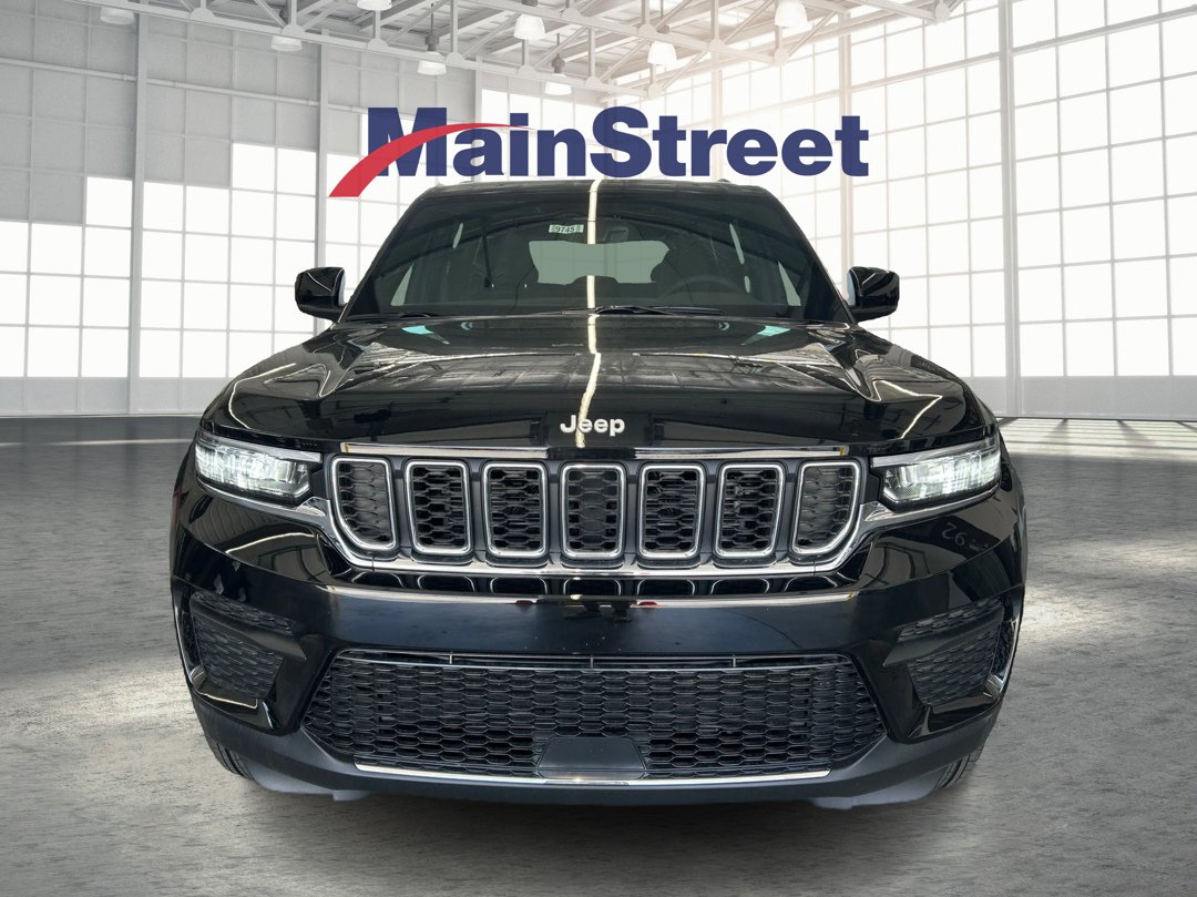 New 2026 Diamond Black Crystal Pearlcoat Jeep Laredo image 8