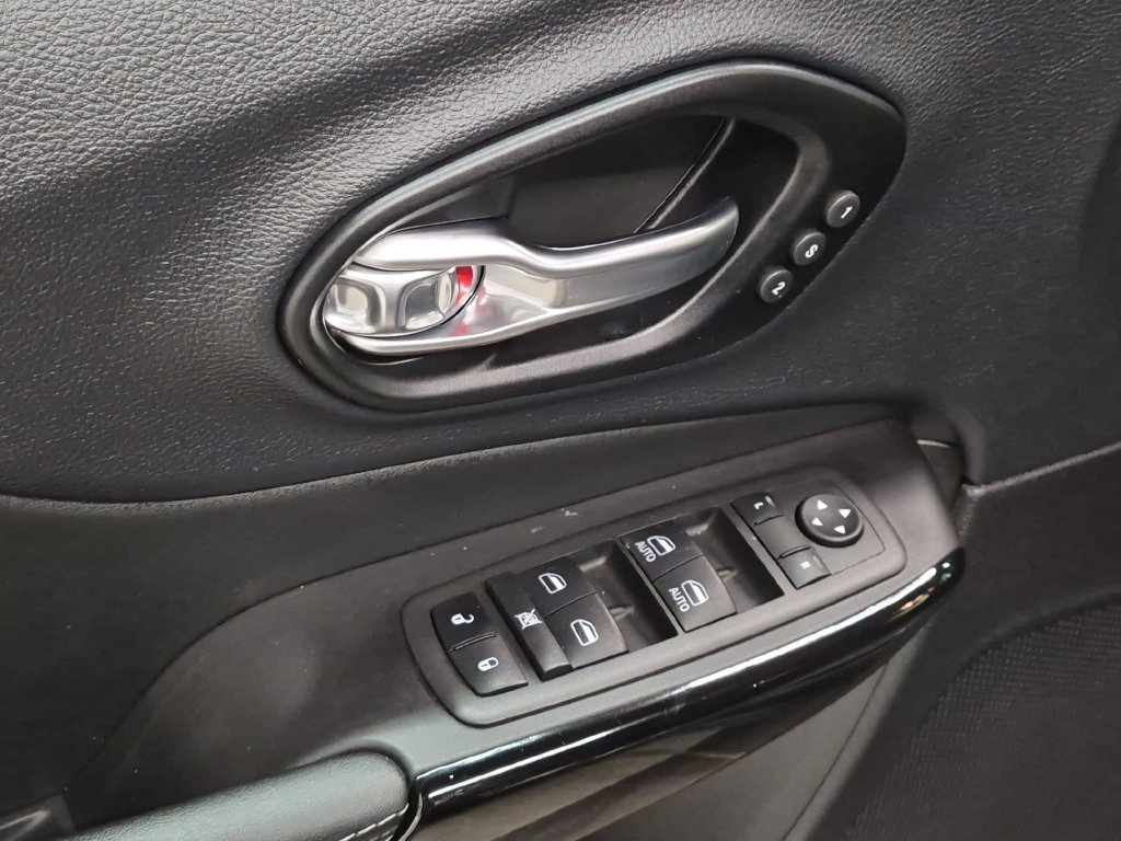 Used 2023 Gray Jeep Altitude image 11