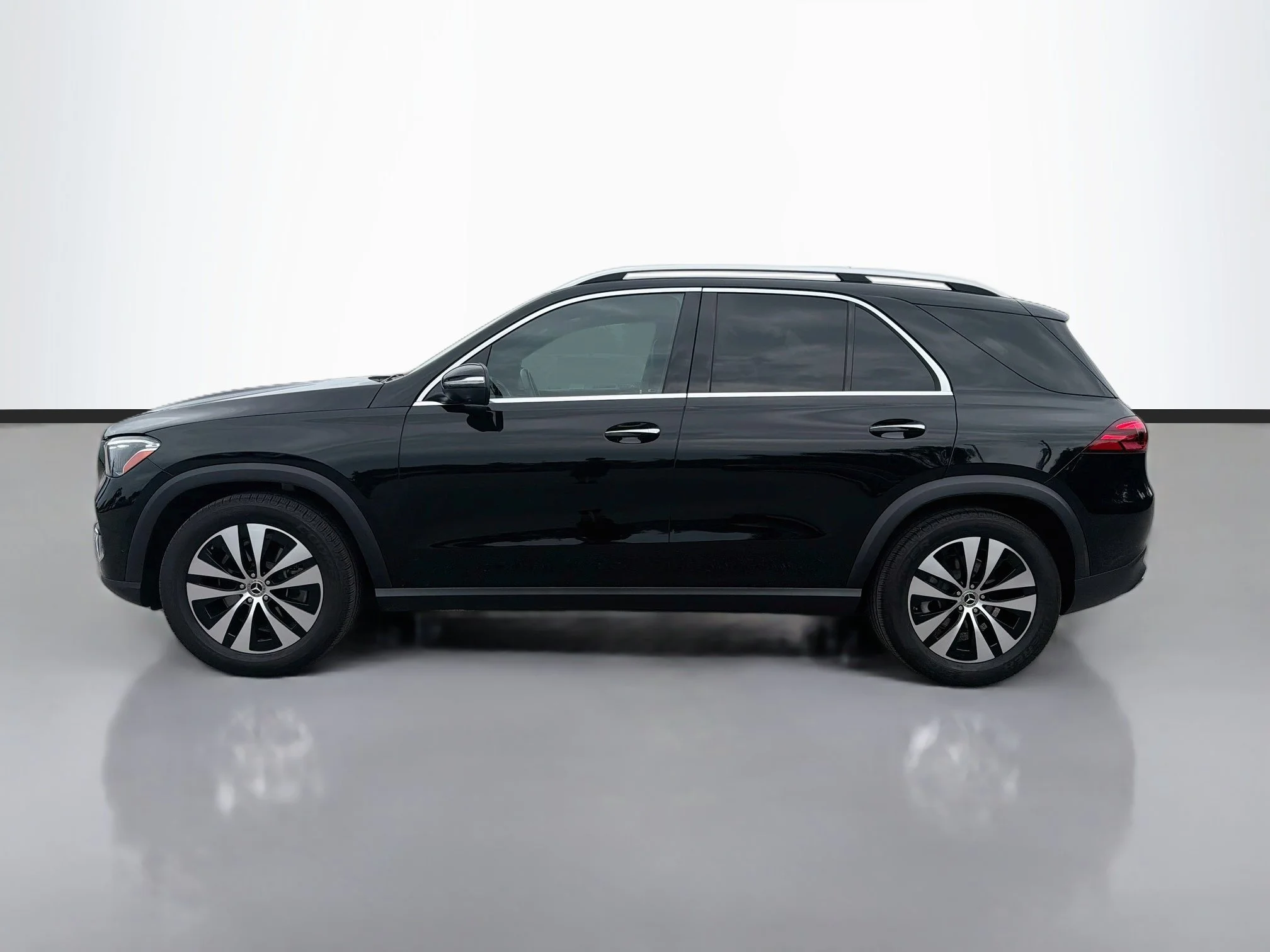 Used 2025 Obsidian Black Metallic Mercedes-Benz GLE 350 image 2