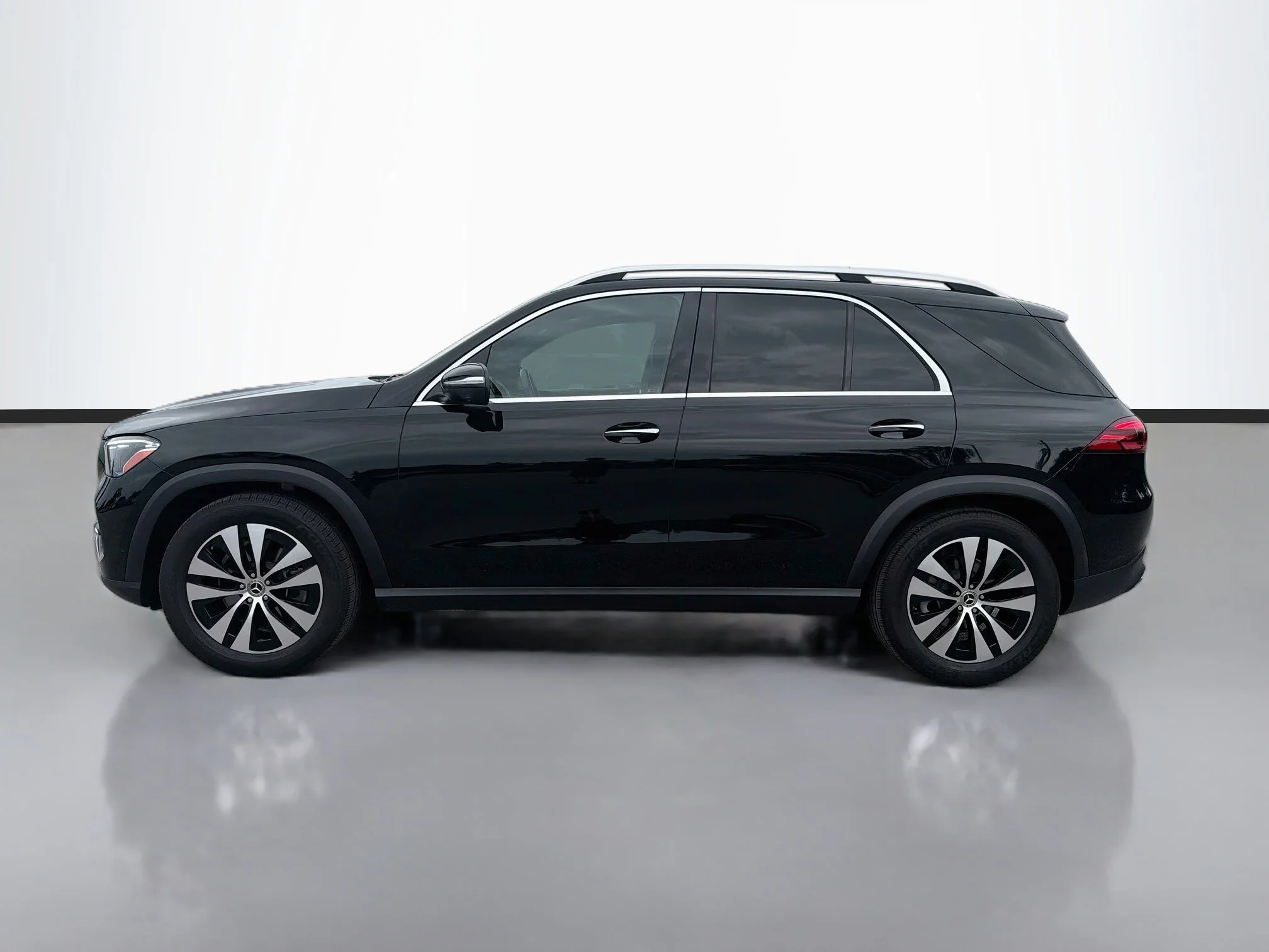 Used 2025 Obsidian Black Metallic Mercedes-Benz GLE 350 image 2