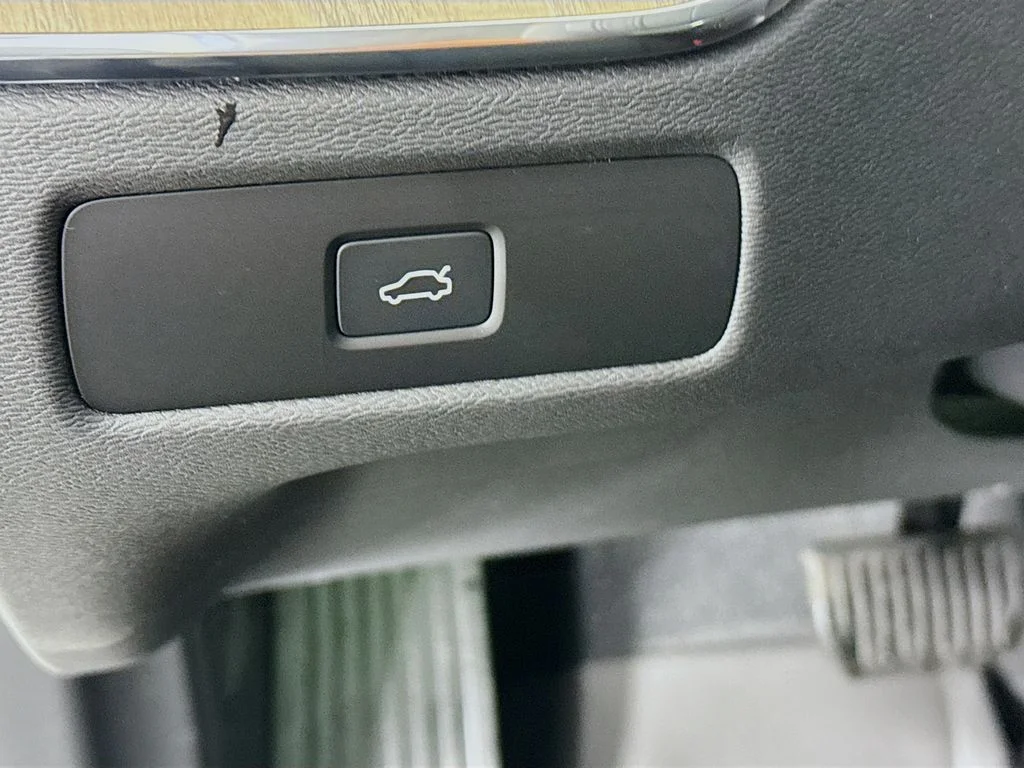 2026 Volvo XC60 Plus - Photo 11