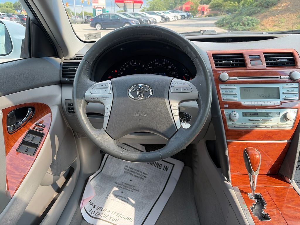 Used 2009 Super White Toyota XLE image 13