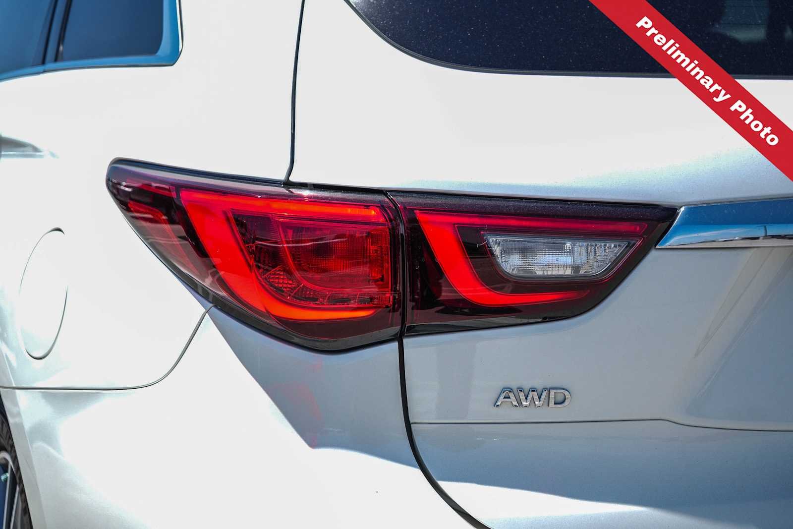 Used 2019 Majestic White INFINITI LUXE image 9