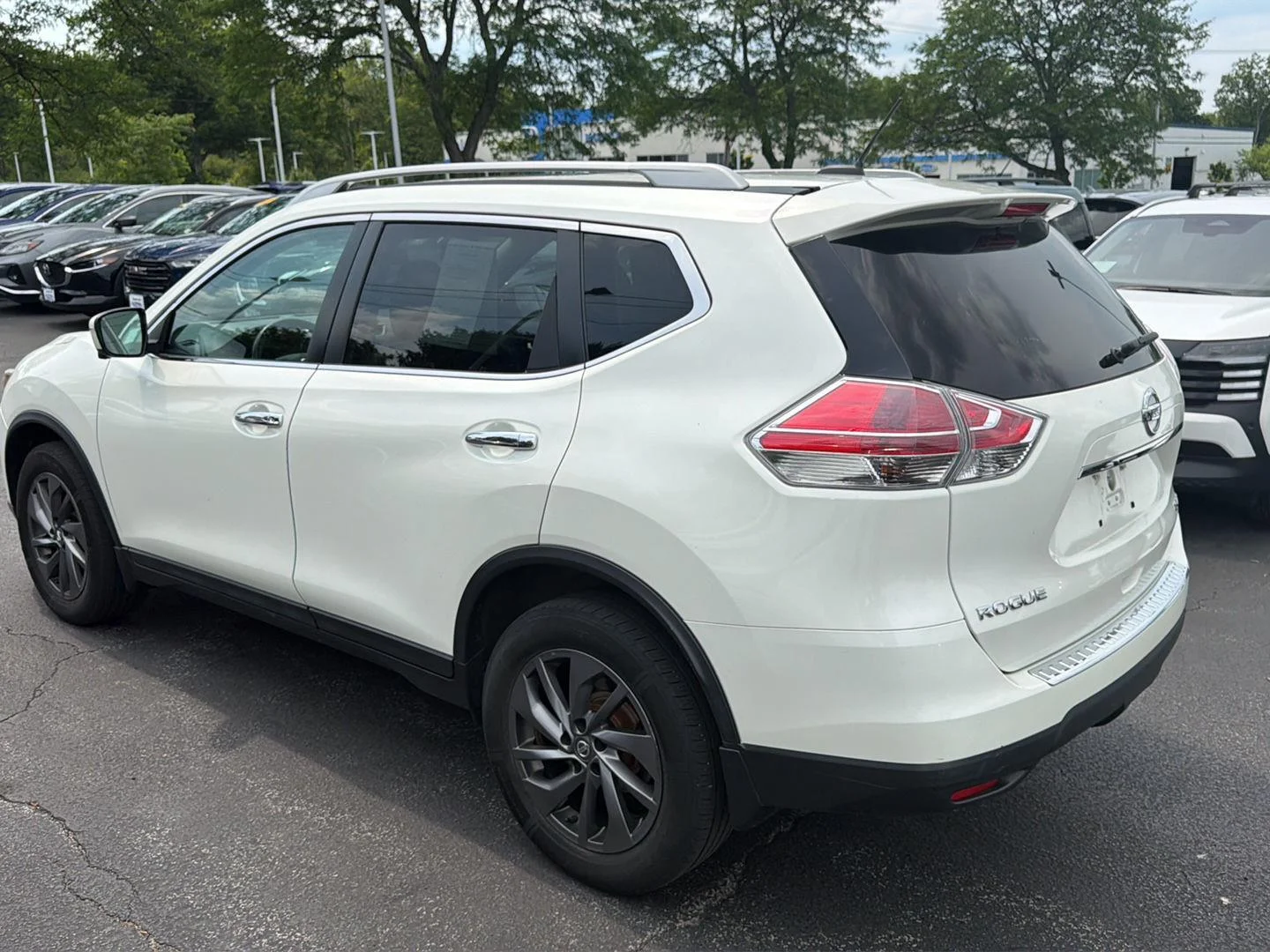 Used 2016 Pearl White Nissan SL image 4