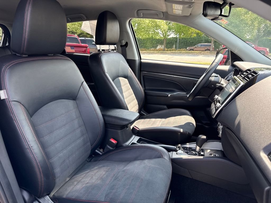 Used 2025 Black Mitsubishi 2.0 SE image 21
