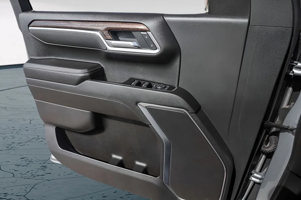 Used 2025 Silver GMC Elevation image 23