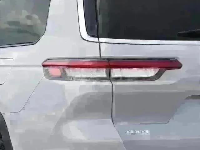 New 2025 Bright White Clear-Coat Exterior Paint Jeep Limited image 47