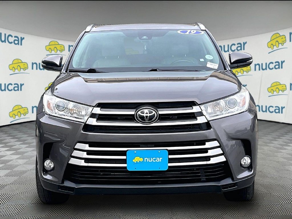 Used 2019 Gray Toyota XLE image 2