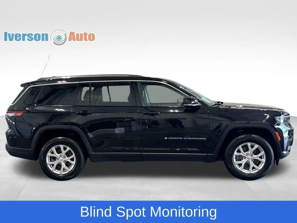 Used 2023 Diamond Black Crystal Pearlcoat Jeep Limited image 10