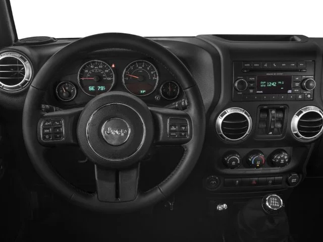Used 2016 Billet Silver Met Jeep Sahara image 4