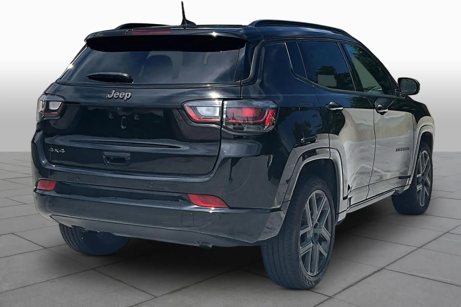 Used 2024 Diamond Black Crystal Pearlcoat Jeep Limited image 22