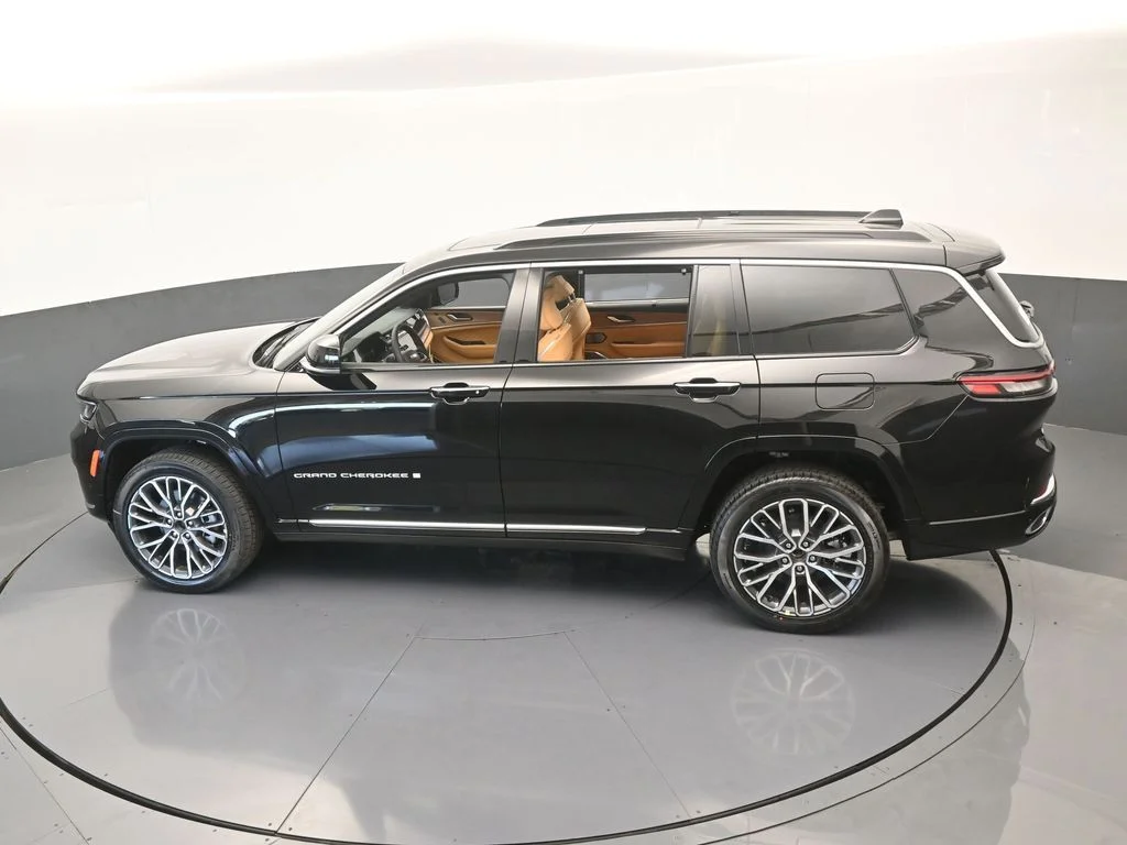 New 2025 Diamond Black Crystal Pearl-Coat Exterior Paint Jeep Summit image 48